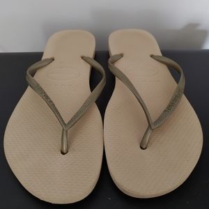 Gold havaianas flip flops - size 7/8